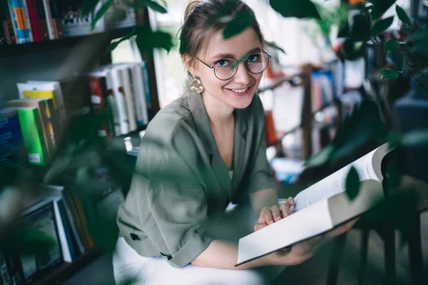 Gelukkig Mooi Vrouw Bril Zitten Bibliotheek Glimlachen Terwijl Het Houden — Stockfoto
