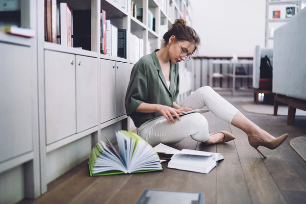 Vista Laterale Elegante Studentessa Occhiali Che Lavora Tablet Mentre Seduto — Foto Stock