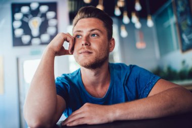 Rahat ve sakin bir genç adam hayal ediyorum. Eline yaslanmış, kafeteryada oturmuş, gözlerini kaçırıyor.