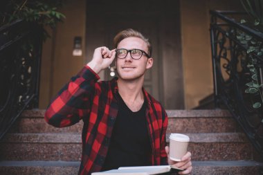 Rahat giyinen, kitap okuyan, kahve içen, bardakları ayarlayan, evin dışındaki merdivenlerde oturan genç bir adam hayal ediyorum.