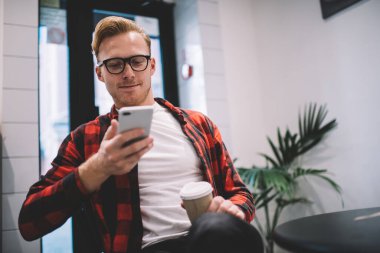 Kendine güveni tam, stil sahibi, serbest çalışan, akıllı telefon izleyen, kahve servisi yapan, dinlenme odasında dinlenen biri.