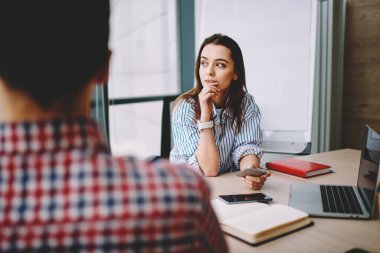 Meslektaşımla işe başlarken cep telefonuyla mesajlaşırken ve ofiste dizüstü bilgisayarla masada otururken tatmin olmuş.