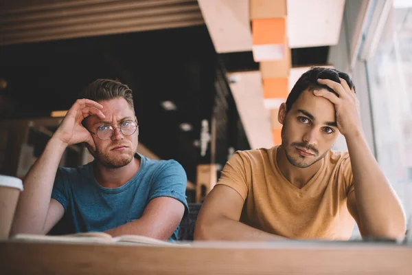 Desde Abajo Agotado Jóvenes Estudiantes Masculinos Mirando Cámara Tener Problemas —  Fotos de Stock