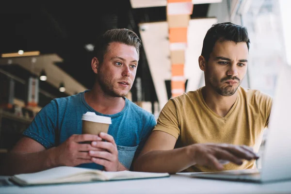 Colaboradores Independientes Masculinos Concentrados Que Utilizan Ordenador Portátil Trabajan Proyecto — Foto de Stock