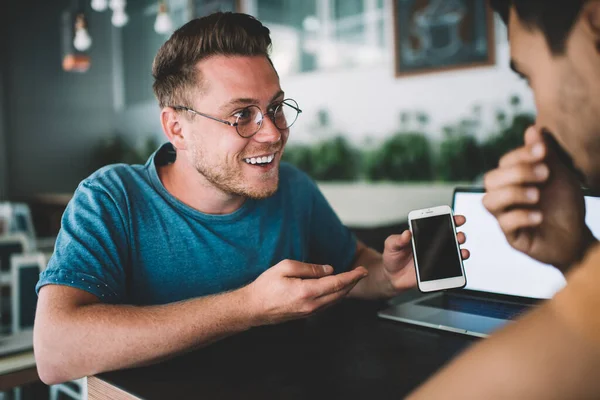 Sorprendido Joven Compañero Trabajo Exitoso Gafas Que Muestran Información Negocios —  Fotos de Stock