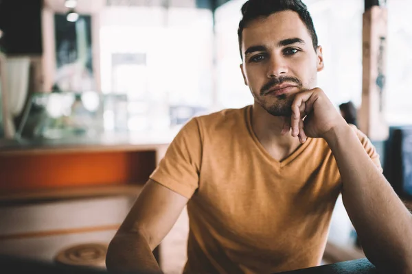 Otimista Bonito Jovem Masculino Com Bigode Casual Desgaste Inclinado Mão — Fotografia de Stock