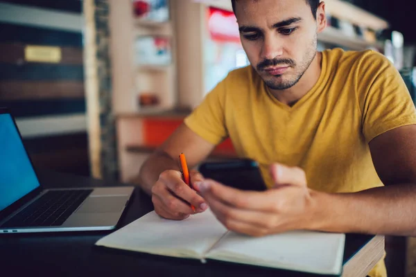 Oříznutí Koncentrované Mladistvé Mužské Pregraduální Shirt Messaging Mobilu Při Přípravě — Stock fotografie