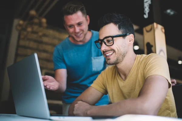 Desde Abajo Feliz Joven Compañero Trabajo Centra Pantalla Del Ordenador — Foto de Stock