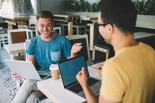 Jovens Felizes Parceiros Freelance Masculinos Roupas Casuais Usando Laptops Falando — Fotografia de Stock