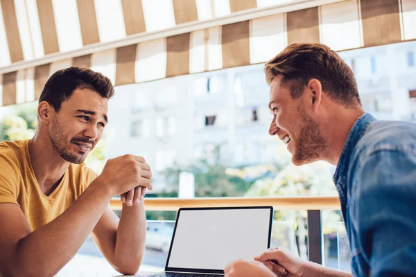 Vista Lateral Del Estudiante Masculino Positivo Ropa Casual Que Investiga — Foto de Stock