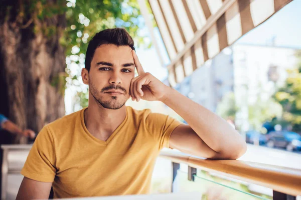 Joven Reflexivo Camiseta Casual Amarilla Apoyando Codo Valla Mientras Descansa —  Fotos de Stock