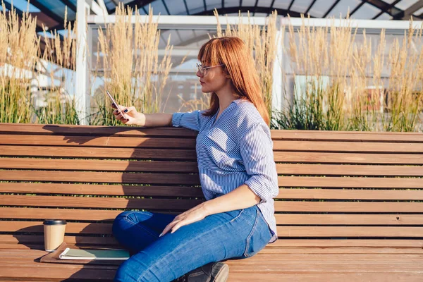 Çekici Hippi Kız Blogcu Güneşli Bir Günde Parkta Bankta Posta — Stok fotoğraf