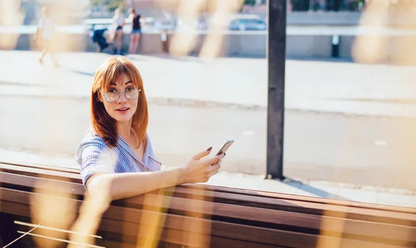 Atrakcyjna Kaukaska Kobieta Okularach Patrzeć Aparacie Pomocą Aplikacji Smartfony Internet — Zdjęcie stockowe