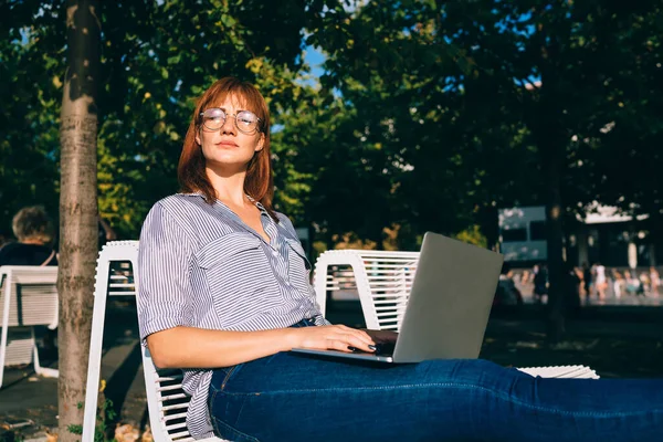 Linda Mulher Ruiva Freelancer Fechar Olhos Protegendo Contra Raios Solares — Fotografia de Stock