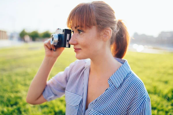 Attraktiv Kaukasisk Kvinna Som Håller Vintage Metall Kamera Nära Ögat — Stockfoto