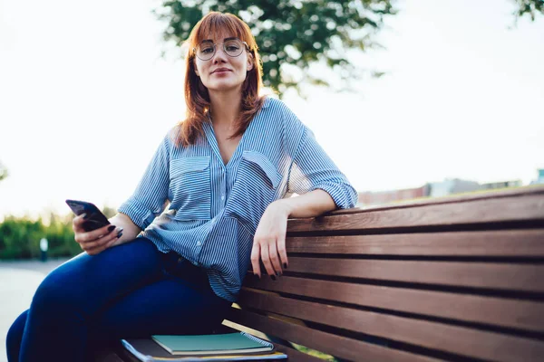 Von Unten Fröhliche Junge Studentin Mit Brille Die Die Kamera — Stockfoto