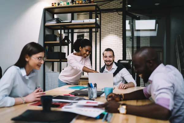 Grupp Unga Formellt Klädda Olika Anställda Diskuterar Arbetsstrategi Och Antecknar — Stockfoto