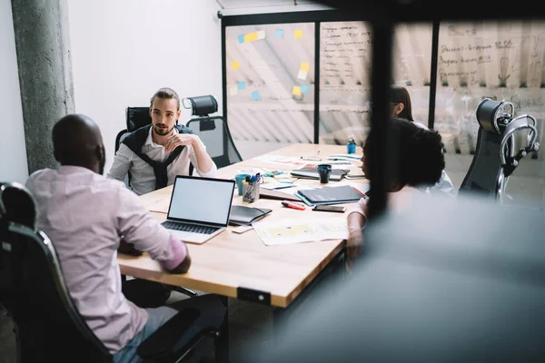 Visão Traseira Trabalhadores Corporativos Jovens Multiraciais Que Discutem Concepções Projeto — Fotografia de Stock