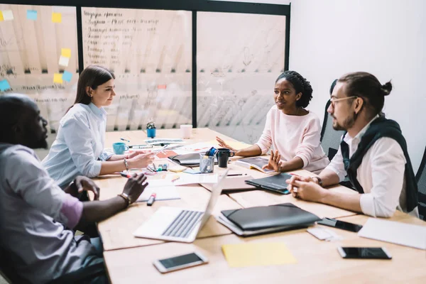 High Angle Calm African American Employee Formal Clothes Explaining Opinion — Stock Photo, Image