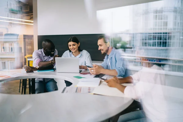 Empleados Jóvenes Multirraciales Que Trabajan Ideas Ríen Alegremente Mientras Sientan — Foto de Stock