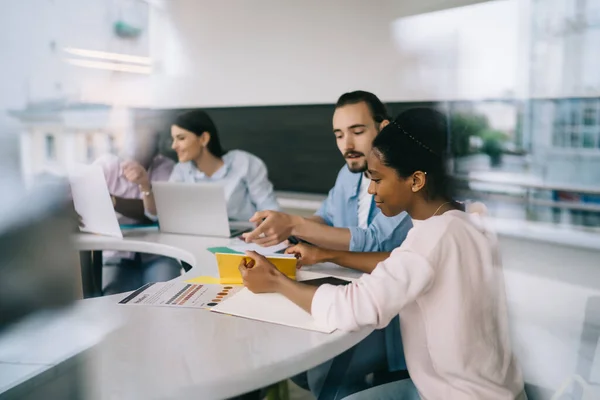 Des Collègues Souriants Multiraciaux Vêtus Vêtements Décontractés Travaillant Table Chargés — Photo