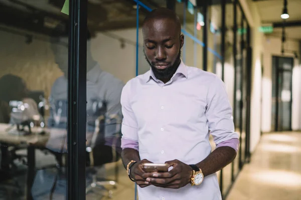 Bärtiger Afroamerikaner Hemd Mit Hochgekrempelten Ärmeln Und Uhr Mit Handy — Stockfoto