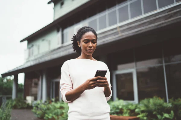 Africano Fêmea Americana Mensagens Roupas Casuais Nas Mídias Sociais Smartphone — Fotografia de Stock