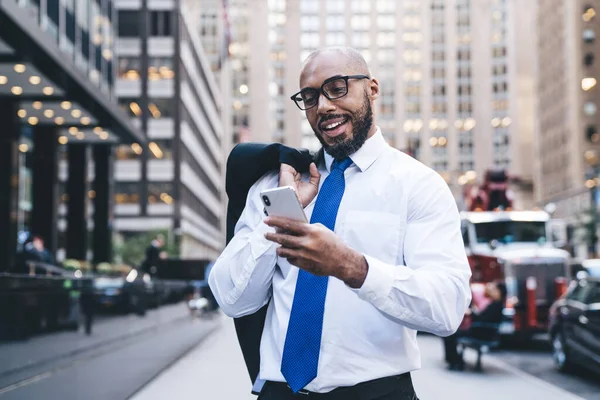 Hombre Afroamericano Feliz Confianza Vestido Formal Con Gafas Chaqueta Sobre — Foto de Stock