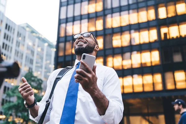 Excitado Hombre Negocios Afroamericano Calmado Gafas Con Teléfono Inteligente Celebrando — Foto de Stock