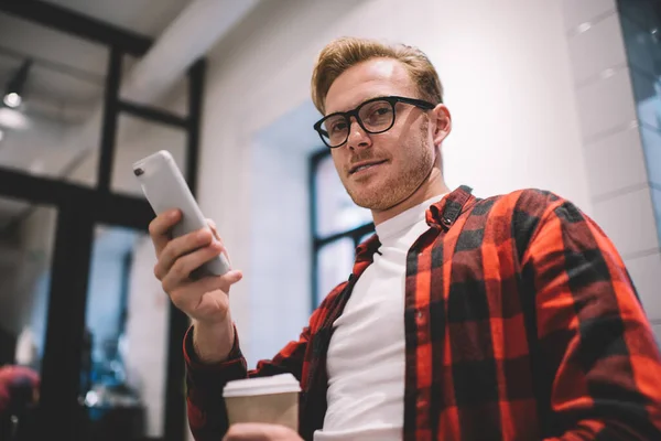 Desde Abajo Reflexiona Tranquila Elegante Freelance Con Café Usando Teléfono —  Fotos de Stock