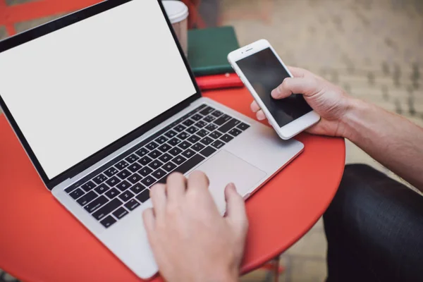Cep Telefonu Tutan Sokak Kafesindeki Masada Otururken Boş Ekranla Dizüstü — Stok fotoğraf