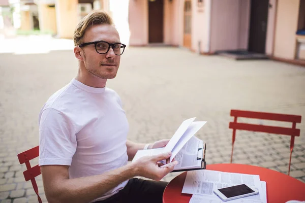 Tío Guapo Con Traje Ocasional Gafas Negras Revisando Los Documentos —  Fotos de Stock