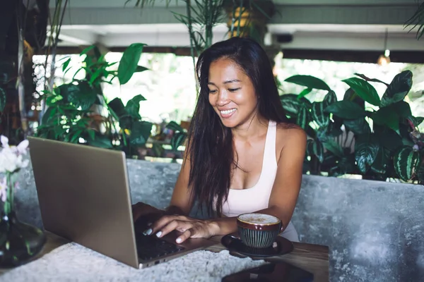 Lang Haar Blij Aziatische Vrouw Werken Typen Laptop Tijdens Het — Stockfoto