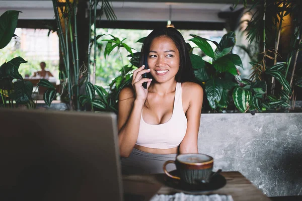 Vrolijke Sensuele Etnische Vrouw Chatten Met Partner Hulp Met Telefoon — Stockfoto