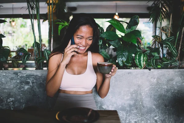 Veselý Mladý Asijské Dlouhosrstý Žena Mluví Telefonu Úsměvem Smíchem Drží — Stock fotografie