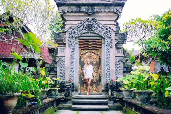 Encantada Mulher Descalça Sorrindo Perto Porta Ornamental Antigo Templo Oriental — Fotografia de Stock