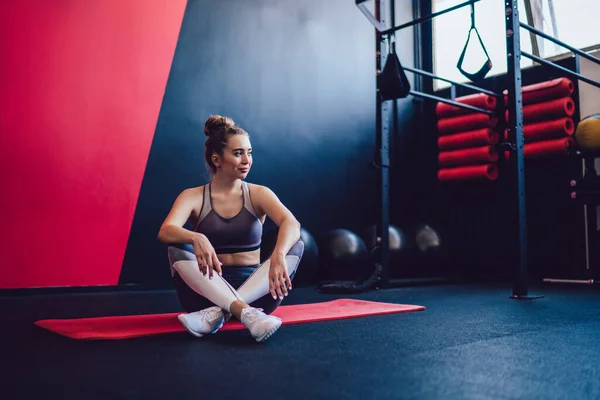 Sorrindo Relaxado Jovem Atleta Sentada Com Pernas Cruzadas Tapete Perto — Fotografia de Stock