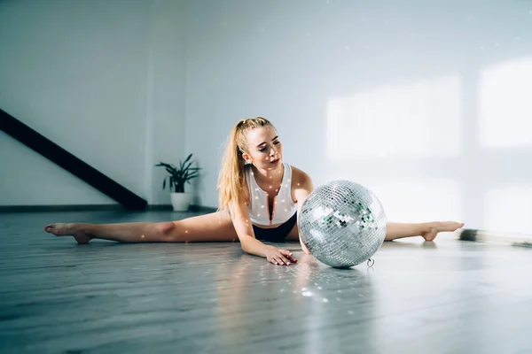 Athletische Schlanke Frau Mit Blonden Langen Haaren Schwarz Weißem Body — Stockfoto