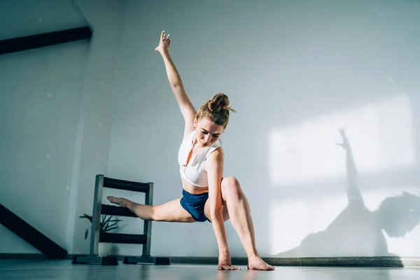 Flexibles Weibliches Stretching Liegeposition Mit Rechtem Bein Auf Barre Und — Stockfoto