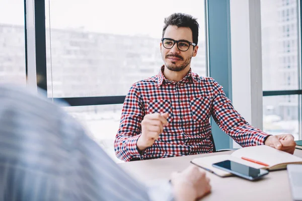 Der Bärtige Junge Männliche Unternehmer Lässig Kariertem Hemd Und Brille — Stockfoto