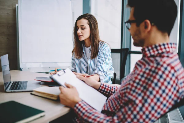 Männliche Und Weibliche Geschäftspartner Freizeitkleidung Arbeiten Gemeinsam Geschäftsvorschlägen Während Sie — Stockfoto