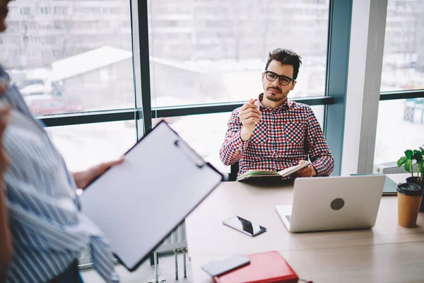 Teleurgesteld Jonge Mannelijke Werknemer Glazen Maken Berisping Van Collega Voor — Stockfoto