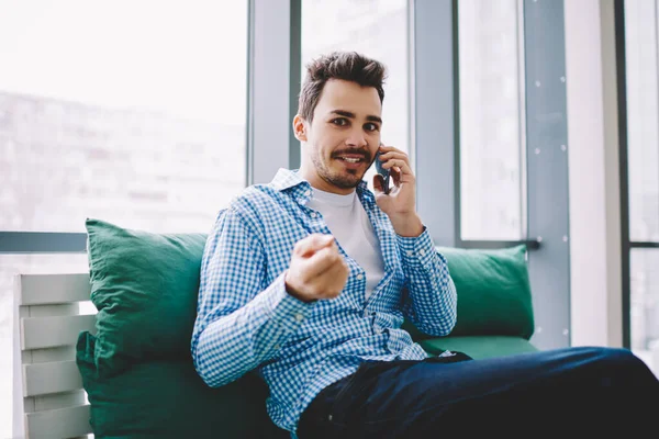 Contenido Sorprendido Chico Ropa Casual Con Puño Hacia Arriba Utilizando —  Fotos de Stock