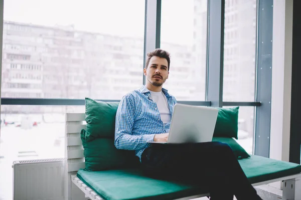 Junge Hübsche Hipster Freizeitkleidung Arbeiten Mit Modernem Laptop Einem Projekt — Stockfoto