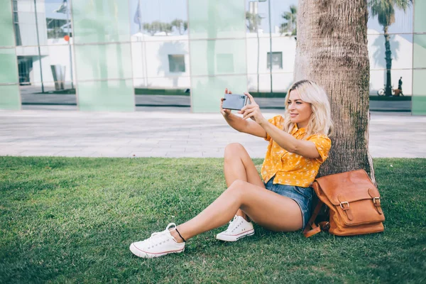 Şık Sarı Saçlı Modaya Uygun Giyinen Cep Telefonuyla Selfie Çeken — Stok fotoğraf
