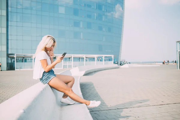 Düşünceli Bir Kadın Gündelik Giysiler Içinde Telefonla Konuşuyor Arkadaşlarıyla Iletişim — Stok fotoğraf