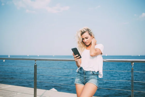 Huzurlu Genç Kadın Rahat Giyiniyor Akıllı Telefon Kullanıyor Sosyal Medya — Stok fotoğraf