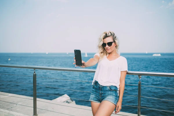 Attraente Donna Abbigliamento Casual Occhiali Sole Utilizzando Cellulare Scattare Selfie — Foto Stock