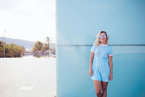 Obsah Módní Žena Slunečních Brýlích Světle Modré Krátké Šaty Při — Stock fotografie