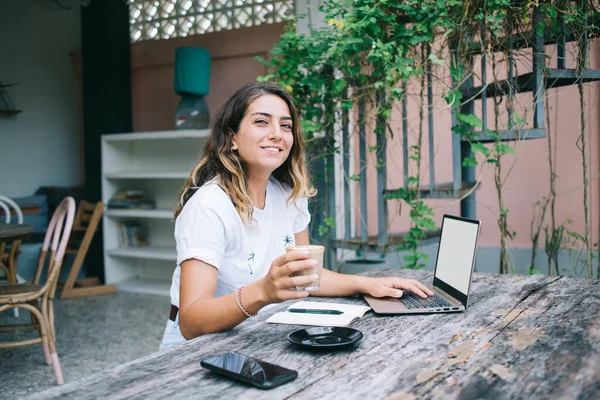 Vrolijke Jonge Vrouw Met Tanden Glimlach Zitten Outdoor Cafe Met — Stockfoto